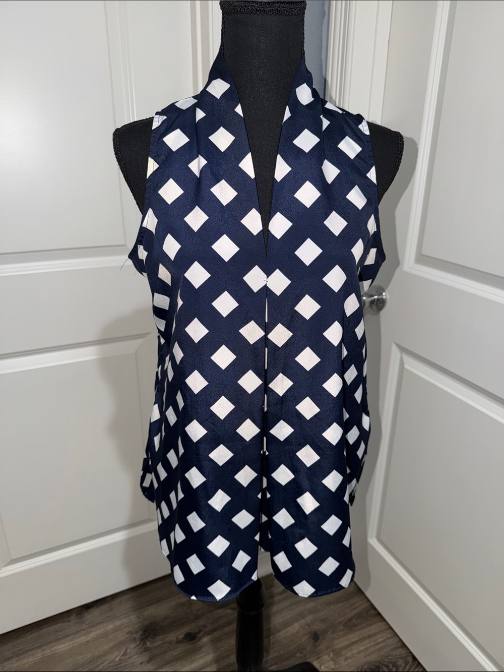 New York & Company Navy and White Geometric Sleeveless Shirt size small